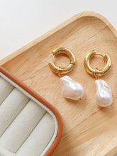 Load image into Gallery viewer, Gold Statement Large Pearl Earring: Yellow Gold
